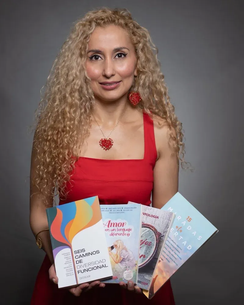 Leslye Rendón sostiene varios de los libros en los que ha participado como coautora.