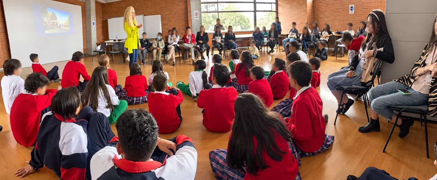 Leslye Rendón dirige un encuentro de liderazgo en un colegio; estudiantes de espaldas y rostros visibles difuminados.