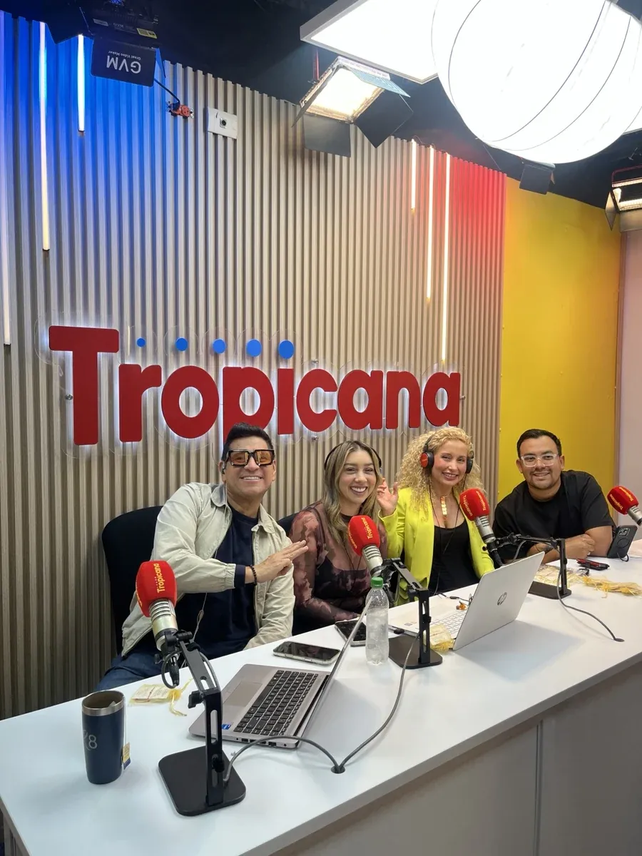 Leslye Rendón con otras tres personas, frente a los micrófonos de los estudios de Tropicana.